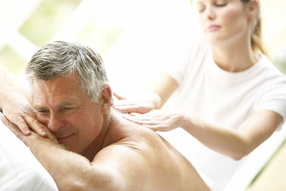 A masaxe nas costas mellora o benestar e aumenta a potencia do home