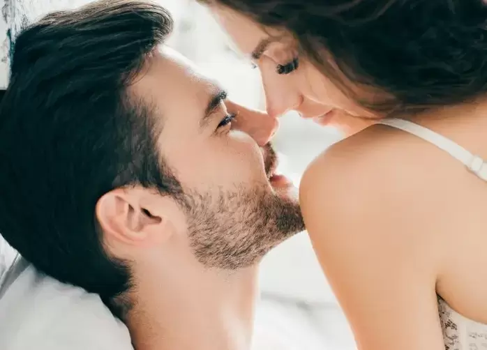 A intimidade cunha muller provoca excitación sexual nun home